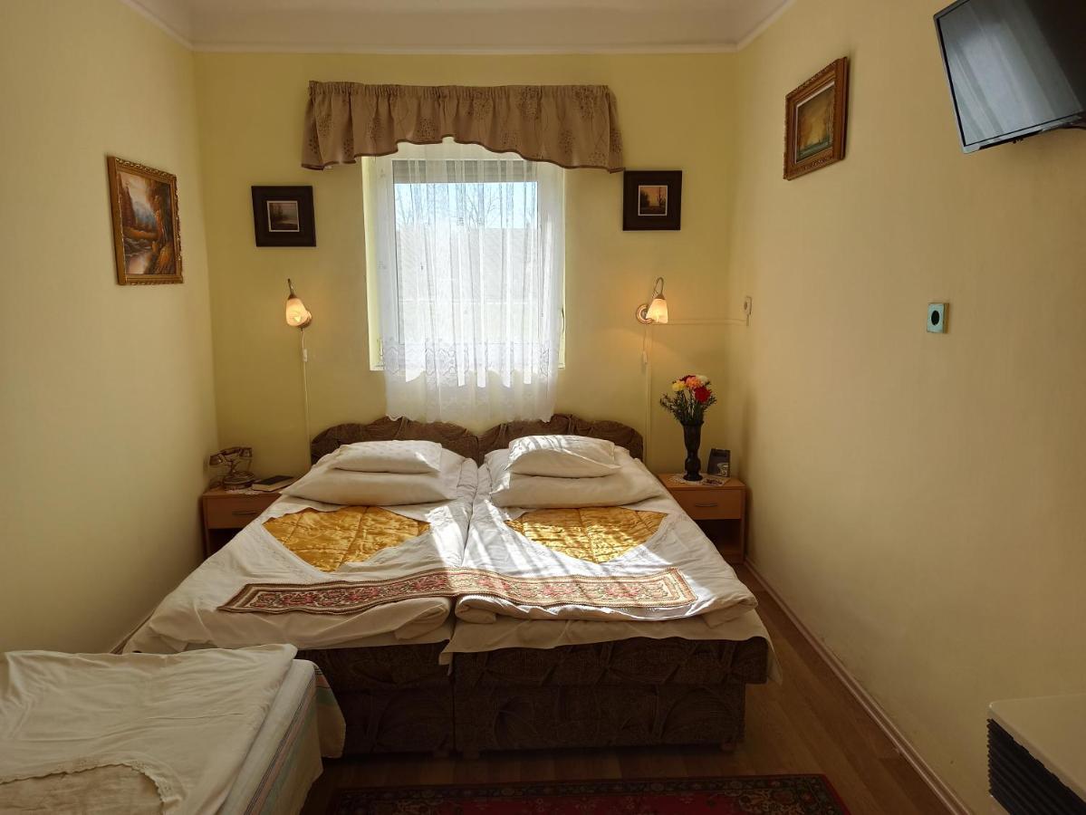 Opusztaszeri Mozes Vendeghaz Hotel Exterior photo