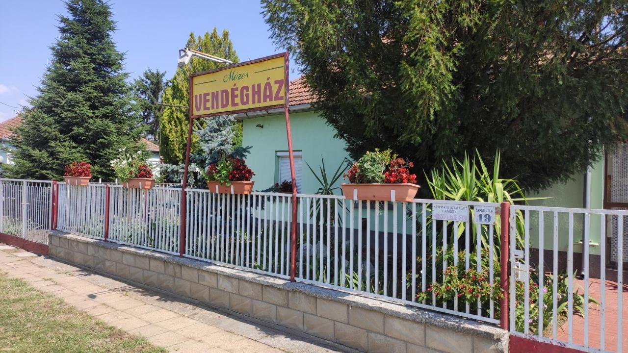 Opusztaszeri Mozes Vendeghaz Hotel Exterior photo